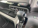 オートマチックシフトレバーは手になじみ操作しやすい形状で安全運転につながります。