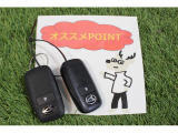 おすすめポイント!キーフリーシステムになっています。電子キーを携帯しているだけ、それだけでドアのロック開閉からエンジンの始動までできちゃいます♪