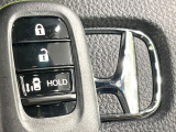 【Hondaスマートキー】カバンやポケットに入れたままでもドアの施錠・解錠が可能なスマートキーを装備。エンジンのオン・オフ時もカギを取り出す必要が無いからとっても便利です♪