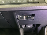 エアコン操作パネルの下にETCがついています。高速道路の料金所の通過も楽々です!。 カードの取り出しもしやすい場所についています。