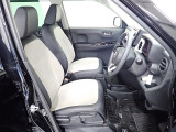 フロントシートはベンチシートで運転席と助手席の移動が簡単です。真ん中にはアームレストも装備されています!またシートの高さも調整もできます。