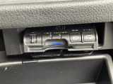 【ETC】有料道路を利用する際に料金所で停止することなく通過できる、ETC車載器(ノンストップ自動料金収受システム機器)が装備されています。セットアップを行うことで利用可能になります。