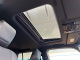 【サンルーフ】開放感たっぷりの希少装備、サンルーフが装着されています!車内に明かりを取り入れたり景色を楽しむ以外にも、車内の空気も簡単に換気できて快適です!