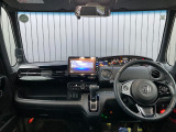 インパネまわりは質感が高く、軽自動車とは思えないこだわりぬいたデザインです。ガラスも大きく視認性にも優れています。