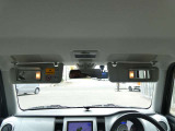 運転席にサンバイザー裏にはバニティミラーが備わっていますので、車の外に出る前にパパッと身だしなみをチェックすることができて便利ですよ♪