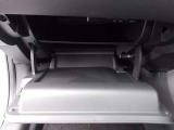 【室内収納】グローブボックスは奥行きがあり、日常品や車検証、その他の収納に便利です!