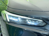 【LEDヘッドライト】悪天候や夜間走行時も良好な視界を確保し安心して運転できる高輝度LEDヘッドライトを装備!点灯速度が早く、消費電力も抑えられています。