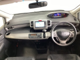 車内は光触媒抗菌消臭施工済です。インパネ周りはスタイリッシュなデザインです。グローブボックスやカップホルダーのほかにトレーなどたくさんの収納スペースが付いています。