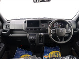 お車選びをお楽しみ頂けるよう、在庫車の展示スペースを十分に確保しております。