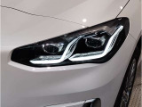 BMWの伝統の丸目4灯ヘッドライトでございます。LEDライトで視認性もよく明るく安全性の向上につながります。