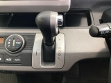 CVT車のセレクトレバーです。低速から高速まで、変速ショックのないスムーズな走りを実現するとともに、エンジン効率のよい領域を維持することで燃費にも貢献します。