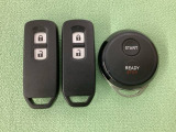 スマートキーを装備しています。鍵を差し込むことなくドアロックの開け閉めと、スタートボタン操作でのエンジンスタートができます。加えて、純正リモコンエンジンスターター用の操作キーもついています。