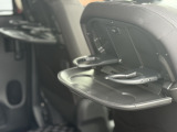 運転席・助手席の後ろには後席用のテーブルが装備されます