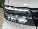 【LEDヘッドライト】悪天候や夜間走行時も良好な視界を確保し安心して運転できる高輝度LEDヘッドライトを装備!点灯速度が早く、消費電力も抑えられています。