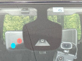 【エマージェンシーブレーキ】走行中に前方の車両等を認識し、衝突しそうな時は警報とブレーキで衝突回避と被害軽減をアシスト。より安全にドライブをお楽しみいただけます。