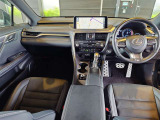 大きなディスプレイや高級感あふれるハンドル周りが快適な運転をサポートします。