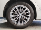BMWの純正アロイホイールは軽量かつ強度にも優れているホイールで走行性能を引き上げる設計になっております。足元にもBMWは妥協がなくこだわっている個所になります。