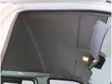運転席側サンバイザーには駐車券等を挟んで簡易的に保管のできるポケット付きです!