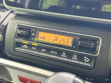 【オートエアコン】一度お好みの温度に設定すれば、車内の温度を検知し風量や温度を自動で調整。暑い…寒い…と何度もスイッチ操作をする必要はありません。快適な車内空間には必須の機能ですね♪