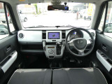インパネ画像です。ガラスが大きく広い視界が確保されているのですごく運転しやすいです。落ち着いた印象のインパネデザインですので、年代を問わずどなたにでも馴染みやすいですよ♪