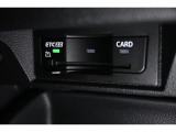 ETC2.0対応車載器。全国の高速道路に設置されたITSスポットとの高速大容量(ETCの4倍)、双方向通信で、世界初の路車協調システムによる運転支援サービスを受けることができます。