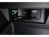 ETC2.0対応車載器。全国の高速道路に設置されたITSスポットとの高速大容量(ETCの4倍)、双方向通信で、世界初の路車協調システムによる運転支援サービスを受けることができます。