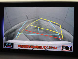 車庫入れや縦列駐車などの際に、後退操作の参考になるガイドラインをモニター画面に表示します。