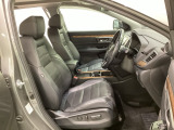運転席は8WAYの電動パワーシートになっています。電動で前後のスライドやシートハイト、背もたれのリクライニングの調節ができ、微調整もききますのでお好みのシート位置に合わせることができます。