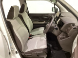 女性でも運転がしやすいように、シートの高さ調整機能(シートリフター)がついています。運転席と助手席の間が空いている為、助手席側への移動がスムーズです。交通量の多い道でも助手席側から乗り降りができます。