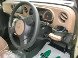 運転席側にも便利な収納やドリンクホルダー付いています。
