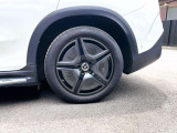納車前整備はメーカー規定に基づき併設工場で入念に行います。メルセデス・ベンツ指定のツールと技術を用い、メーカーの研修を受けたメカニックがお客様のお車を整備いたします。
