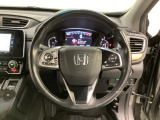 ハンドルにHondaセンシング系のクルーズコントロールやレーンキープアシストなどのスイッチと、オーディオの操作スイッチが装備されています。ハンドルから手を離さず安全に操作できます。