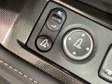 狭い駐車場で便利な電動格納ドアミラーが付いています。