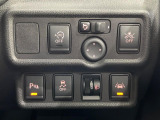 【電動格納ミラー】サイドミラーは電動格納式となっており、狭い駐車場でもキズがつくリスクを抑えられます。