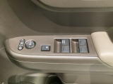 ハンドルの右側に電動格納付きパワーミラーの操作スイッチがついています。左右のサイドミラーの角度調節も微調整ができて便利です。パワーウインドウは運転席でドア4枚とも上下の操作ができるようになっています。