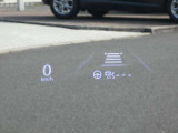 ヘッドアップディスプレイ。速度やナビの案内等の情報を確認できます。