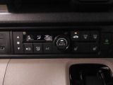 ◆オートエアコン装備◆ お好みの温度を設定をするだけで、後は、自動で風量を調節してくれます!快適にドライブが楽しめます。
