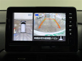 【マルチアラウンドモニター】自車周辺をぐるりと俯瞰できるカメラで危険を察知。上空からの映像で自動車や障害物の位置が詳細に確認できるので、狭い駐車場でも安心して駐車できますね。