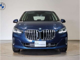 【キドニーグリル】BMWは約90年もの間、ほぼ全ての車両にひと目でBMWだと分かるこの特徴的なフロントグリルが備えられ、デザイン・アイコンとして親しまれてきました。