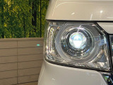 【LEDヘッドライト】悪天候や夜間走行時も良好な視界を確保し安心して運転できる高輝度LEDヘッドライトを装備!点灯速度が早く、消費電力も抑えられています。