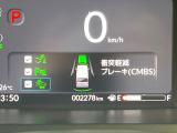 【ホンダセンシング】走行中に前方の車両等を認識し、衝突しそうな時は警報とブレーキで衝突回避と被害軽減をアシスト。より安全にドライブをお楽しみいただけます。