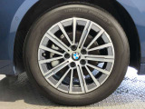 【BMWアロイホイル】軽量かつ強度に拘ったアロイホイル。走行性能ポテンシャルを引き出す設計。車の足元を引き締めてくれる大きなポイントはアロイホイルです。