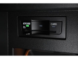 ETC2.0対応車載器。全国の高速道路に設置されたITSスポットとの高速大容量(ETCの4倍)、双方向通信で、世界初の路車協調システムによる運転支援サービスを受けることができます。