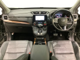 車内は光触媒抗菌消臭施工済です。インパネ周りはスタイリッシュなデザインで機能や装備も充実しています。グローブボックスやカップホルダーのほかにトレーなどたくさんの収納スペースが付いています。