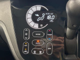 【オートエアコン】一度お好みの温度に設定すれば、車内の温度を検知し風量や温度を自動で調整。暑い…寒い…と何度もスイッチ操作をする必要はありません。快適な車内空間には必須の機能ですね♪