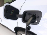 急速充電は、商業施設など外出先の公共の充電ステーションでご利用いただけます。CHAdeMO規格に準拠した150kWの急速充電器を使用した場合、充電率10%から80%まで、約32分で充電できます。