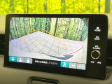 【バックカメラ】駐車時に後方がリアルタイム映像で確認できます。大型商業施設や立体駐車場での駐車時や、夜間のバック時に大活躍!運転スキルに関わらず、今や必須となった装備のひとつです!