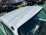 目立つキズ凹み等はありませんが、中古車という商品の特性ルーフには子キズや塗装しみがあります