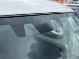 2つのカメラで前方の車両や歩行者を検知し、衝突のおそれがあると判断すると、ブザー音やメーター内の表示で警告。衝突の可能性が高まると、自動でブレーキをかけ、衝突の回避または衝突時の被害軽減を図ります。