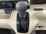 CVT車のセレクトレバーです。低速から高速まで、変速ショックのないスムーズな走りを実現するとともに、エンジン効率のよい領域を維持することで燃費にも貢献します。